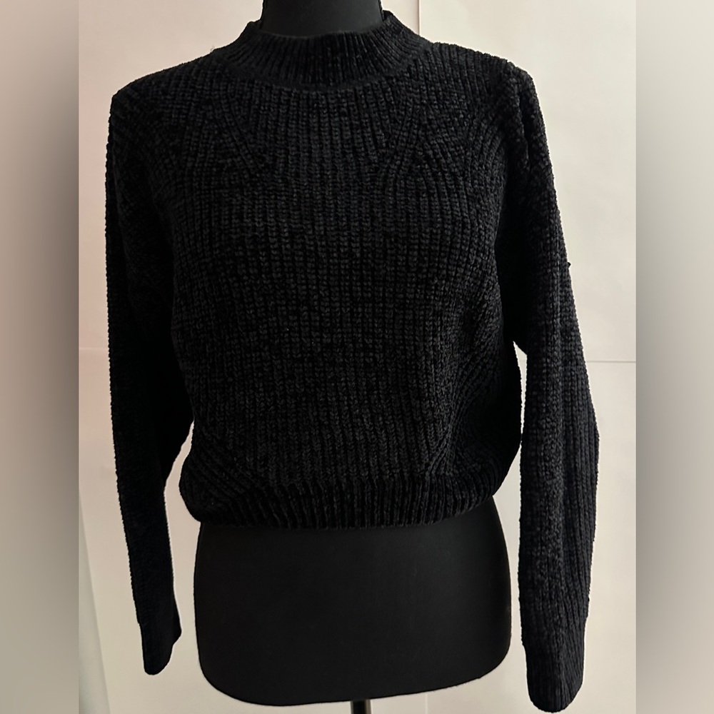 H&M Sweater 
Black 
Great Condition!
It is Youth 12-14 or tiny adult size xs
